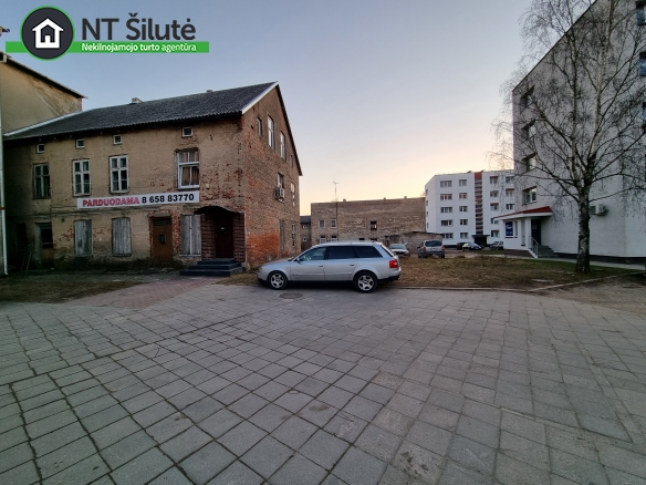 ŠILUTĖS MIESTO CENTRINĖJE GATVĖJE PARDUODAMAS  PASTATAS 