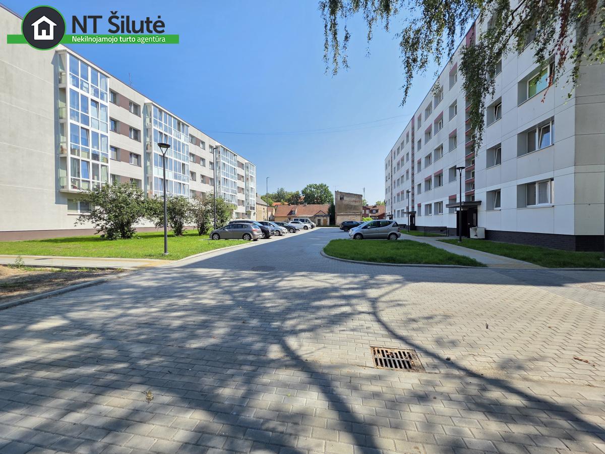 PARDUODAMAS 2 KAMBARIŲ BUTAS ŠILUTĖS MIESTO CENTRE, LAISVĖS AL. 7 (13)