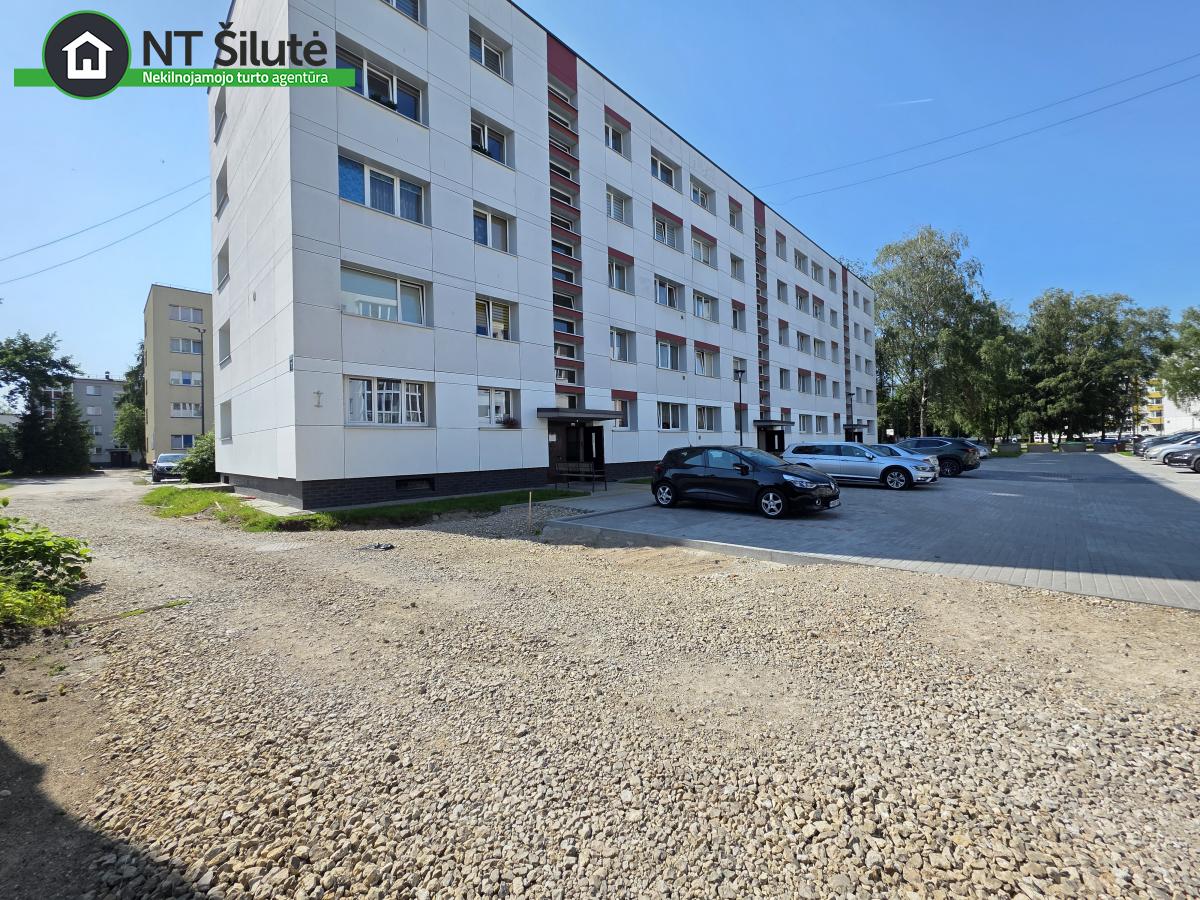 PARDUODAMAS 2 KAMBARIŲ BUTAS ŠILUTĖS MIESTO CENTRE, LAISVĖS AL. 7 (14)