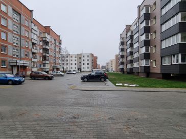 PARDUODAMAS 1 KAMBARIO SU MAŽUOJU HOLU BUTAS KNYGNEŠIŲ G.13