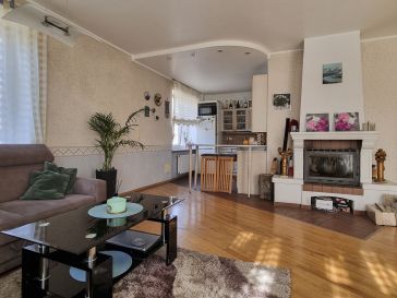 PARDUODAMAS 2 KAMBARIŲ BUTAS ANTRAME AUKŠTE SODŲ G. 17
