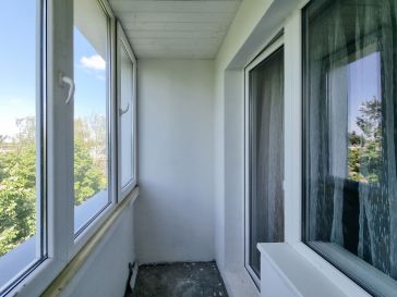 PARDUODAMAS 4 KAMBARIŲ BUTAS RENOVUOTAME NAME JAUNIMO AL.1