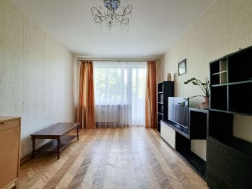 PARDUODAMAS 4 KAMBARIŲ BUTAS RENOVUOTAME NAME JAUNIMO AL.1