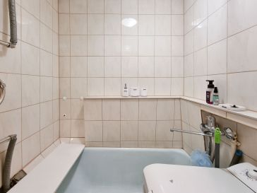 PARDUODAMAS 2 KAMBARIŲ BUTAS RENOVUOTAME NAME V.KUDIRKOS G. 8