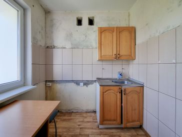 PARDUODAMAS 4 KAMBARIŲ BUTAS RENOVUOTAME NAME JAUNIMO AL.1