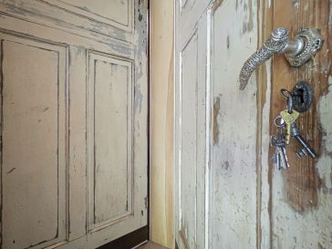 PIRMAME AUKŠTE PARDUODAMAS 2 KAMBARIŲ BUTAS ŠILUTĖJE