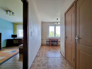 PARDUODAMAS 4 KAMBARIŲ BUTAS RENOVUOTAME NAME JAUNIMO AL.1