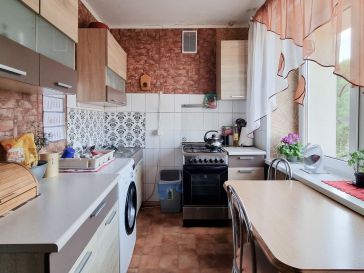 PARDUODAMAS 2 KAMBARIŲ BUTAS RENOVUOTAME NAME