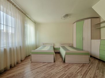 PARDUODAMAS 3 KAMBARIŲ BUTAS PER DU AUKŠTUS RUSNĖS G. 10