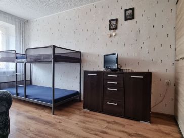 PARDUODAMAS 2 KAMBARIŲ BUTAS RENOVUOTAME NAME