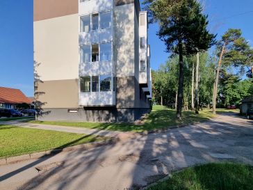 PARDUODAMAS 2 KAMBARIŲ BUTAS RENOVUOTAME NAME