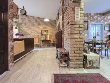 PIRMAME AUKŠTE PARDUODAMAS 2 KAMBARIŲ BUTAS ŠILUTĖJE