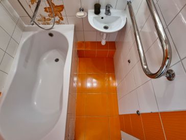 PARDUODAMAS 4 KAMBARIŲ BUTAS RENOVUOTAME NAME JAUNIMO AL.1