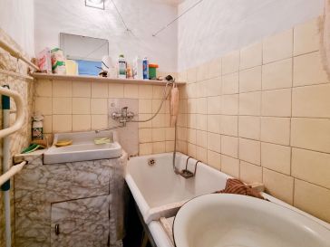 ANTRAME AUKŠTE PARDUODAMAS 3 KAMBARIŲ BUTAS 