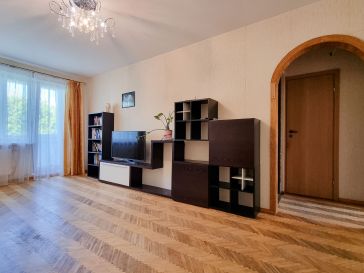 PARDUODAMAS 4 KAMBARIŲ BUTAS RENOVUOTAME NAME JAUNIMO AL.1