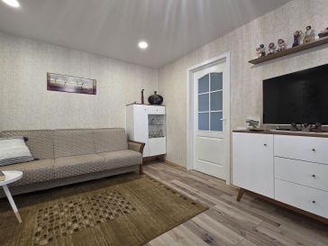 PARDUODAMAS 2 KAMBARIŲ BUTAS RENOVUOTAME NAME LAISVĖS AL.4