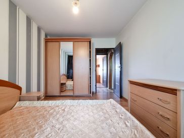 PARDUODAMAS 4 KAMBARIŲ BUTAS RENOVUOTAME NAME JAUNIMO AL.1