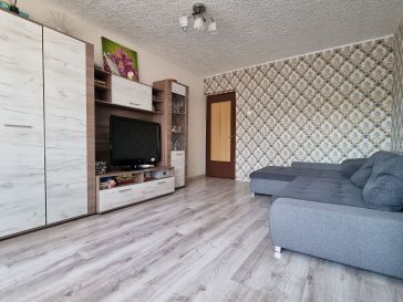 PARDUODAMAS 2 KAMBARIŲ BUTAS RENOVUOTAME NAME