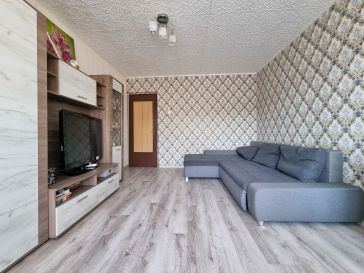 PARDUODAMAS 2 KAMBARIŲ BUTAS RENOVUOTAME NAME