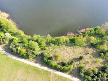  IŠSKIRTINIO GROŽIO ŽEMĖS SKLYPAS ANT RAMUČIŲ TVENKINIO KRANTO