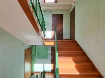 ANTRAME AUKŠTE PARDUODAMAS 3 KAMBARIŲ BUTAS 