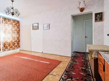 ANTRAME AUKŠTE PARDUODAMAS 3 KAMBARIŲ BUTAS 