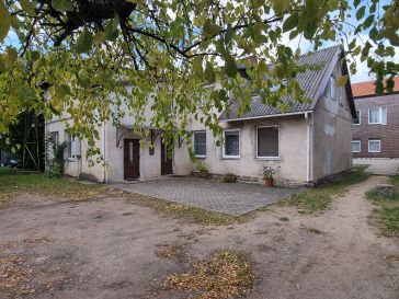 MIESTO CENTRE PARDUODAMAS NESTANDARTINIO IŠPLANAVIMO 3 KAMBARIŲ BUTAS