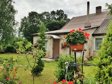 PARDUODAMA 1/4  GYVENAMOJO NAMO DALIS SU ŪKINIAIS PASTATAIS