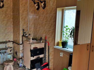 PARDUODAMA 1/4  GYVENAMOJO NAMO DALIS SU ŪKINIAIS PASTATAIS
