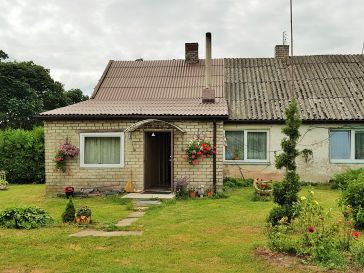 PARDUODAMA 1/4  GYVENAMOJO NAMO DALIS SU ŪKINIAIS PASTATAIS