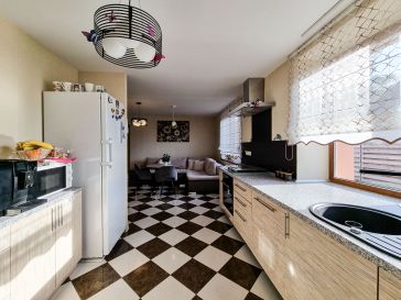 PARDUODAMA GYVENAMOJO NAMO DALIS SU 14 ARŲ ŽEMĖS SKLYPU