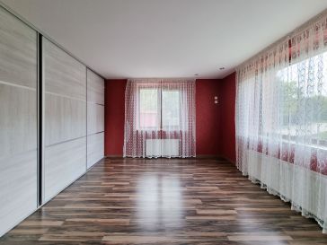 PARDUODAMA GYVENAMOJO NAMO DALIS SU 14 ARŲ ŽEMĖS SKLYPU