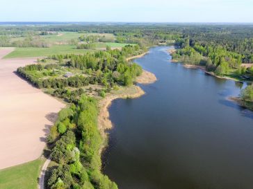 PARDUODAMAS 0.9797 ha. NAMŲ VALDOS SKLYPAS PRIE RAMUČIŲ TVENKINIO