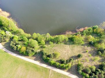 PARDUODAMAS 0.9797 ha. NAMŲ VALDOS SKLYPAS PRIE RAMUČIŲ TVENKINIO