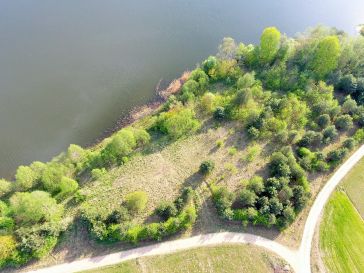PARDUODAMAS 0.9797 ha. NAMŲ VALDOS SKLYPAS PRIE RAMUČIŲ TVENKINIO