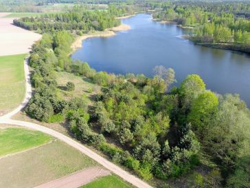  IŠSKIRTINIO GROŽIO ŽEMĖS SKLYPAS ANT RAMUČIŲ TVENKINIO KRANTO