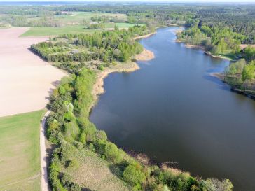  IŠSKIRTINIO GROŽIO ŽEMĖS SKLYPAS ANT RAMUČIŲ TVENKINIO KRANTO68