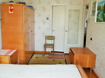 PARDUODAMAS  2  KAMBARIŲ  BUTAS  2 AUKŠTE