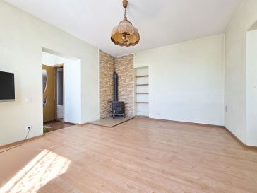 PARDUODAMAS 2 KAMBARIŲ BUTAS ŠILUTĖS CENTRE, PIRMAME AUKŠTE