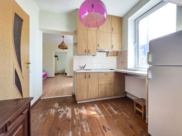 PARDUODAMAS 2 KAMBARIŲ BUTAS ŠILUTĖS CENTRE, PIRMAME AUKŠTE