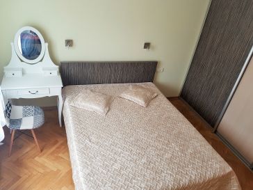PARDUODAMAS  2  KAMBARIŲ SU DIDŽIUOJU  HOLU BUTAS KNYGNEŠIŲ. G. 