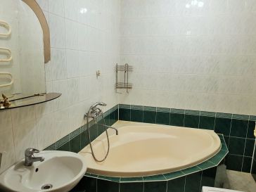 PARDUODAMAS  2  KAMBARIŲ SU DIDŽIUOJU  HOLU BUTAS KNYGNEŠIŲ. G. 