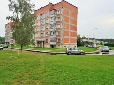 PARDUODAMAS  2  KAMBARIŲ SU DIDŽIUOJU  HOLU BUTAS KNYGNEŠIŲ. G. 