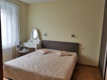 PARDUODAMAS  2  KAMBARIŲ SU DIDŽIUOJU  HOLU BUTAS KNYGNEŠIŲ. G. 