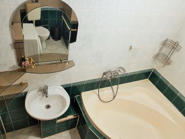 PARDUODAMAS  2  KAMBARIŲ SU DIDŽIUOJU  HOLU BUTAS KNYGNEŠIŲ. G. 