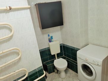 PARDUODAMAS  2  KAMBARIŲ SU DIDŽIUOJU  HOLU BUTAS KNYGNEŠIŲ. G. 