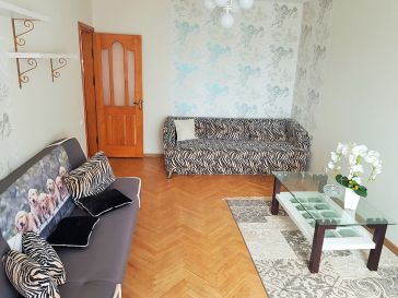 PARDUODAMAS  2  KAMBARIŲ SU DIDŽIUOJU  HOLU BUTAS KNYGNEŠIŲ. G. 