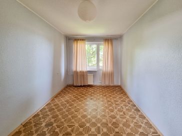 PARDUODAMAS 3 KAMBARIŲ SU DIDŽIUOJU HOLU BUTAS LIEPŲ G. 21
