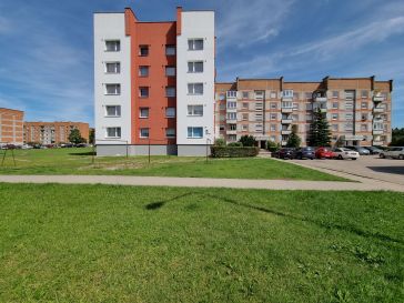 PARDUODAMAS 3 KAMBARIŲ SU DIDŽIUOJU HOLU BUTAS LIEPŲ G. 21