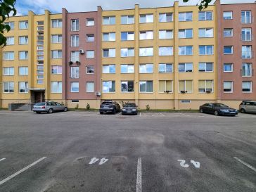 PARDUODAMAS 3 KAMBARIŲ BUTAS PER DU AUKŠTUS RENOVUOTAME NAME ŠOJAUS G.
